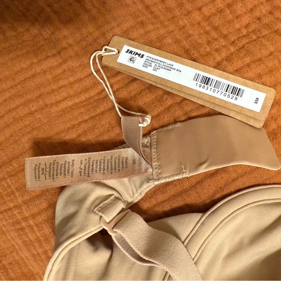 SKIMS Lace Trimmed Tan Bra - Picture 4 of 4